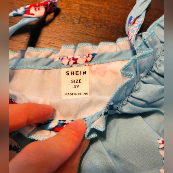 ❤️ 4T Girls Floral Ruffle Trim Dress With Hat 💙 - Picture 3 of 3